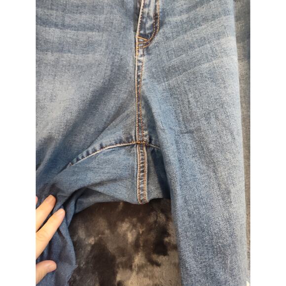 Lane  Bryant  Mid Rise Essential Stretch GirlFriend Crop 28 Jeans - Picture 4 of 9